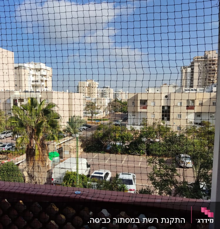 רשת מונעת כניסת יונים במרפסת בניין
